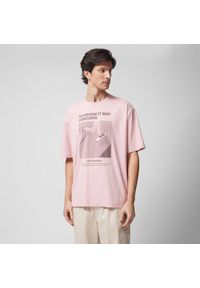 outhorn - T-shirt oversize z nadrukiem męski - różowy. Kolor: różowy. Materiał: materiał, bawełna, dzianina, prążkowany. Długość: długie. Wzór: nadruk. Sezon: wiosna #5