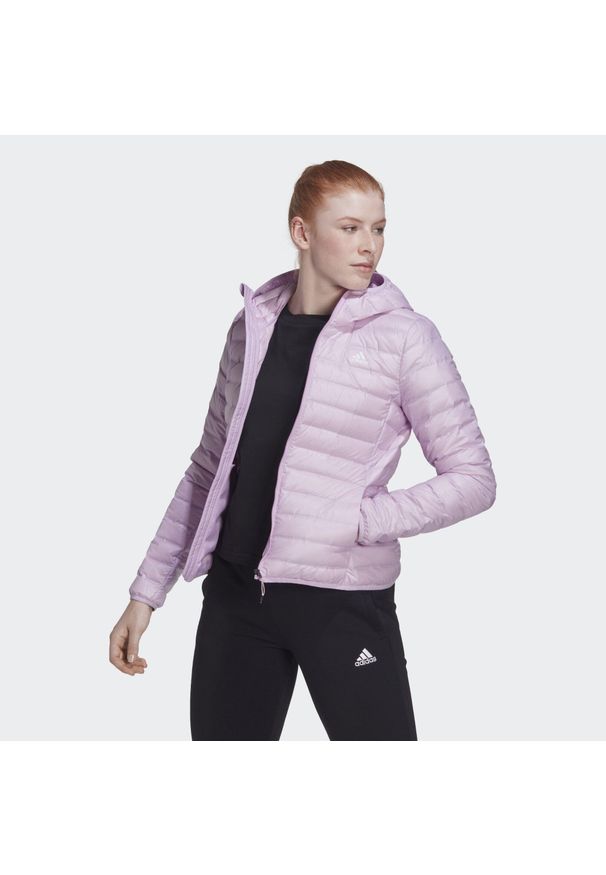 Adidas - Varilite Down Jacket. Kolor: różowy. Materiał: puch
