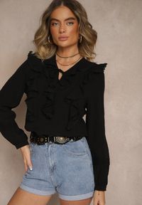 Renee - Czarna Bluzka z Wiskozy Ozdobiona Falbankami i Wiązaniem Fonoriel. Okazja: na co dzień. Typ kołnierza: kołnierz z falbankami. Kolor: czarny. Materiał: wiskoza. Wzór: aplikacja. Sezon: lato, wiosna. Styl: elegancki, casual #4
