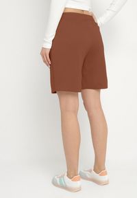 Born2be - Brązowe Szorty Wykończone Gumką w Pasie i Wsuwanymi Kieszeniami Ritardia. Kolor: brązowy. Materiał: dzianina. Sezon: lato