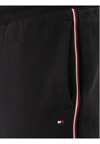 TOMMY HILFIGER - Tommy Hilfiger Spodnie dresowe Global Stripe MW0MW42882 Czarny Regular Fit. Kolor: czarny. Materiał: bawełna #5