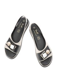 Sandały damskie S.Barski, ze skóry naturalnej licowej ozdobna klamra miękka podeszwa wygodny fason, beżowe, GR61-5932. Okazja: na co dzień. Zapięcie: klamry. Kolor: beżowy. Materiał: skóra. Wzór: geometria, aplikacja. Sezon: lato. Styl: casual, klasyczny, elegancki #3