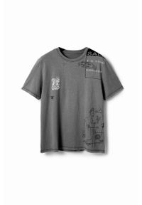 Desigual t-shirt bawełniany kolor czarny z nadrukiem. Okazja: na co dzień. Kolor: szary. Materiał: bawełna. Długość rękawa: krótki rękaw. Długość: krótkie. Wzór: nadruk. Styl: casual, klasyczny #5