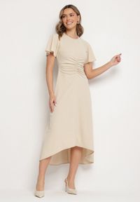 Born2be - Beżowa Rozkloszowana Sukienka Ozdobiona Marszczeniem Odallica. Kolor: beżowy. Wzór: aplikacja. Typ sukienki: rozkloszowane. Styl: elegancki #1
