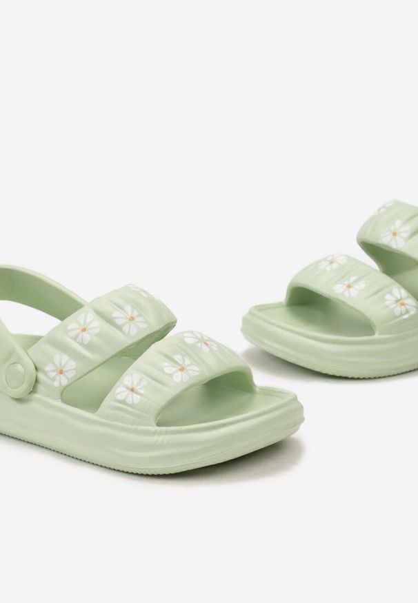 Born2be - Zielone Piankowe Sandały z Kwiatowym Printem Sandemi. Okazja: na spacer. Kolor: zielony. Wzór: kwiaty, nadruk. Sezon: wiosna, lato