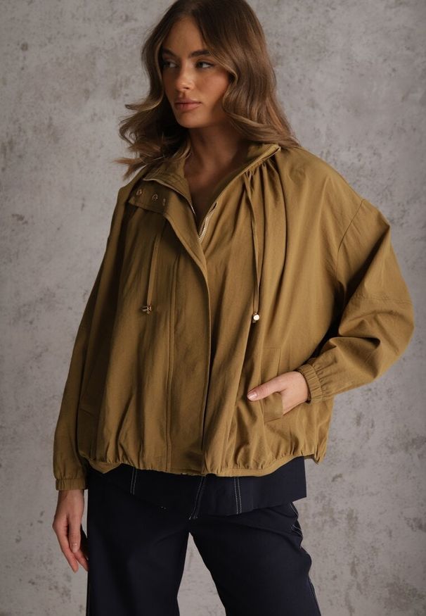 Renee - Zielona Oversizowa Kurtka Przejściowa o Kroju Bombki z Bawełny i Wiskozy Birana. Okazja: na co dzień. Typ kołnierza: kaptur. Kolor: zielony. Materiał: wiskoza, bawełna. Styl: casual