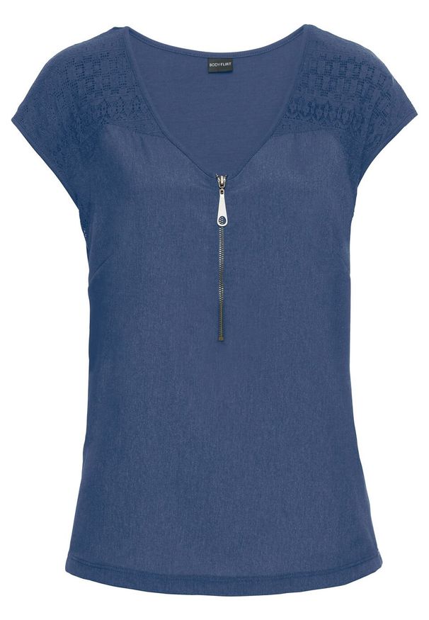 Shirt z koronkową wstawką bonprix jasny indygo. Kolor: niebieski. Materiał: koronka