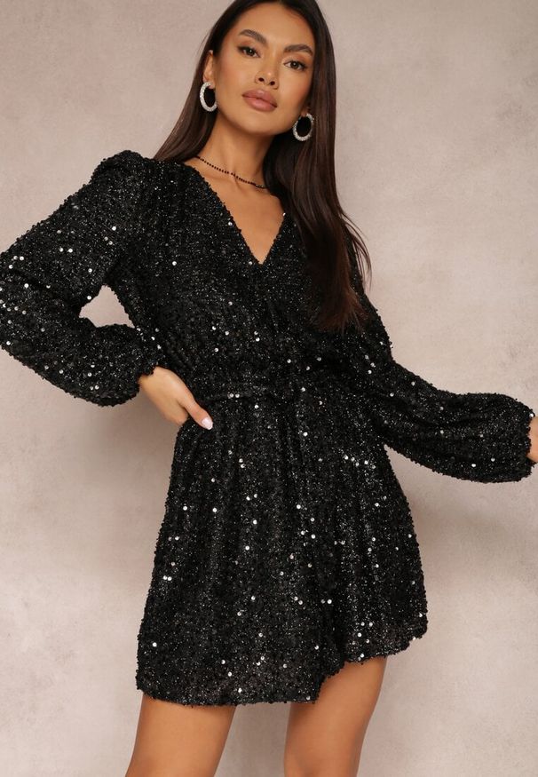 Renee - Czarna Sukienka Cekinowa z Kopertowym Dekoltem Voodek. Typ kołnierza: dekolt kopertowy. Kolor: czarny. Materiał: jeans. Typ sukienki: kopertowe. Styl: elegancki