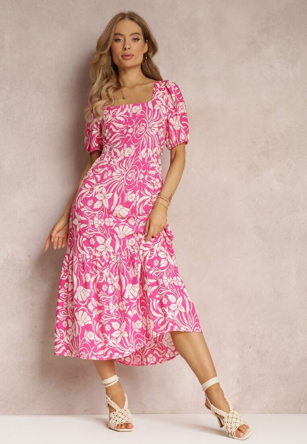Renee - Fuksjowa Taliowana Sukienka Midi z Wiskozy w Kwiaty Alexanita. Kolor: różowy. Materiał: wiskoza. Wzór: kwiaty. Sezon: lato. Długość: midi