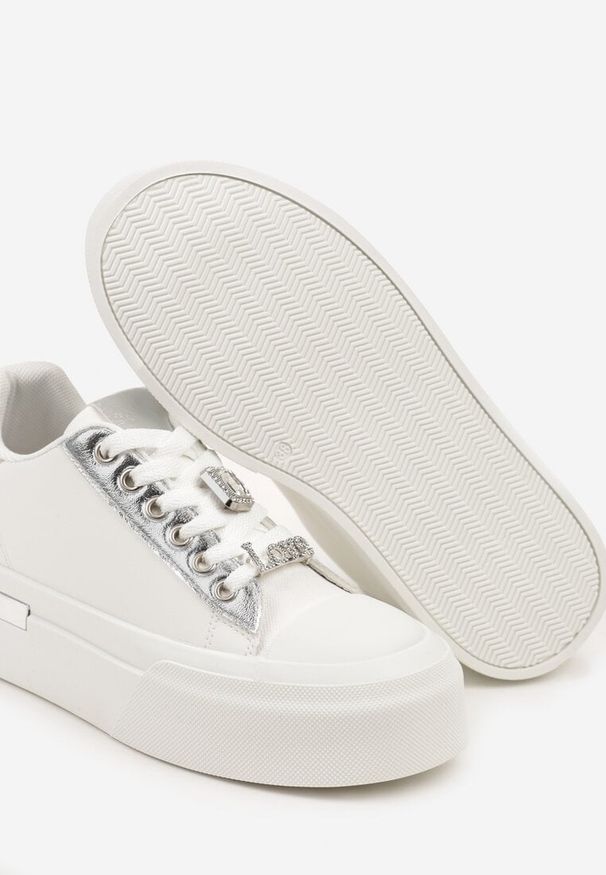 Renee - Biało-Srebrne Casualowe Sneakersy na Platformie Ozdobione Cyrkoniami i Metalicznymi Wstawkami Primaria. Okazja: na co dzień. Kolor: biały. Materiał: jeans. Wzór: aplikacja. Obcas: na platformie