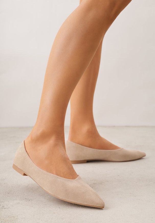 Renee - Beżowe Balerinki z Imitacji Zamszu ze Szpiczastym Noskiem Melikel. Nosek buta: szpiczasty. Kolor: beżowy. Materiał: zamsz