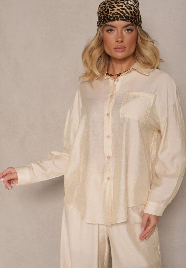 Renee - Jasnobeżowa Koszula Oversize w Klasycznym Stylu z Kieszonką Liozira. Okazja: na spotkanie biznesowe, na co dzień. Typ kołnierza: kołnierzyk klasyczny. Kolor: beżowy. Styl: klasyczny
