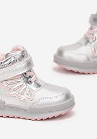 Born2be - Srebrne Botki na Rzep Issa. Okazja: na co dzień. Wysokość cholewki: za kostkę. Zapięcie: rzepy. Kolor: srebrny. Szerokość cholewki: normalna. Wzór: kolorowy, aplikacja. Styl: casual, sportowy #2