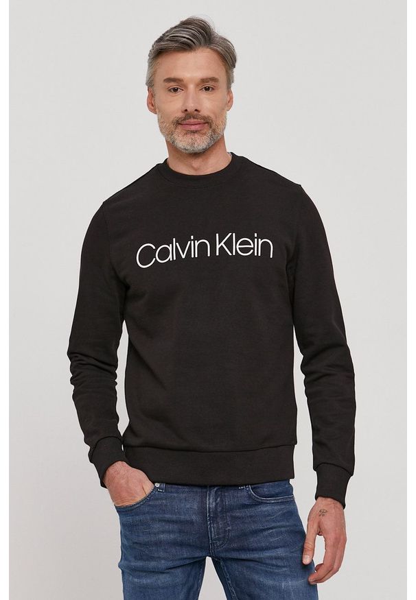 Calvin Klein Bluza męska kolor czarny z nadrukiem. Okazja: na co dzień. Kolor: czarny. Materiał: bawełna. Wzór: nadruk. Styl: casual