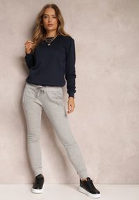 Renee - Granatowa Bluza Hullu. Okazja: na co dzień. Kolor: niebieski. Materiał: polar, dzianina, materiał. Długość rękawa: długi rękaw. Długość: długie. Wzór: gładki. Sezon: jesień, zima. Styl: klasyczny, casual