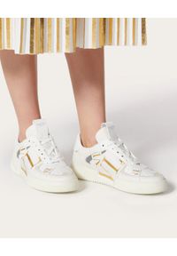 VALENTINO - Białe sneakersy ze złotym logo VL7N. Nosek buta: okrągły. Kolor: biały. Materiał: tkanina, guma. Obcas: na płaskiej podeszwie