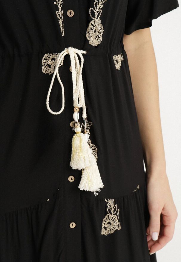 Born2be - Czarna Wiskozowa Sukienka Boho o Rozkloszowanym Kroju z Haftem i Wiązaniem Lilvanis. Okazja: na co dzień. Typ kołnierza: dekolt w serek. Kolor: czarny. Materiał: wiskoza. Długość rękawa: krótki rękaw. Wzór: haft. Styl: boho