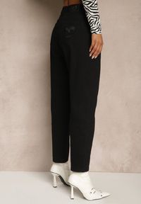 Renee - Czarne Jeansy Mom Fit Regular Waist Feselesa. Okazja: na spacer. Kolor: czarny. Styl: elegancki