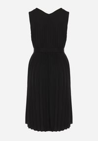 Born2be - Czarna Rozkloszowana Sukienka Midi Plisowana z Materiałowym Paskiem Varethia. Kolor: czarny. Materiał: materiał. Wzór: aplikacja. Długość: midi #3