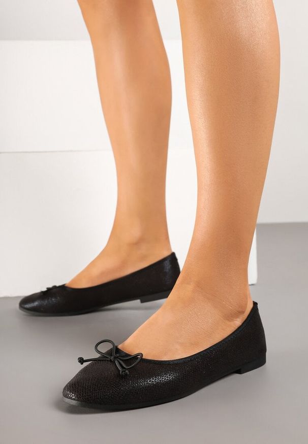 Born2be - Czarne Balerinki Vices z Kokardką i Tłoczeniem Imitującym Skórę Węża Mirtewi. Kolor: czarny. Materiał: skóra. Styl: elegancki