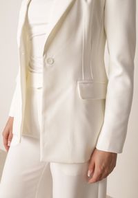 Born2be - Biała Taliowana Marynarka VICES z Usztywnianymi Ramionami Vivilise. Okazja: do pracy, na co dzień, na spotkanie biznesowe. Typ kołnierza: golf. Kolor: biały. Materiał: jeans, poliester. Wzór: gładki. Styl: elegancki, biznesowy, casual #2