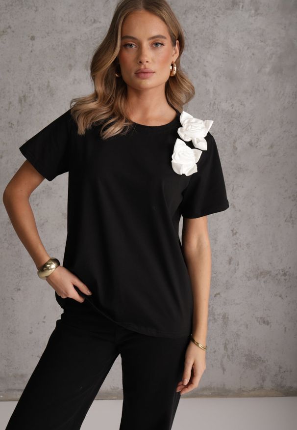 Renee - Czarno-Biały Bawełniany T-shirt o Klasycznym Kroju z Kwiatowymi Aplikacjami 3D Morgane. Okazja: na co dzień. Kolor: czarny. Materiał: bawełna. Wzór: aplikacja, kwiaty. Sezon: lato. Styl: klasyczny