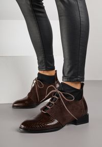 Born2be - Brązowe Botki Typu Trzewiki z Lakierowanymi Wstawkami z Tłoczeniem Krokodyla Zetilla. Kolor: brązowy. Materiał: lakier. Styl: elegancki #1