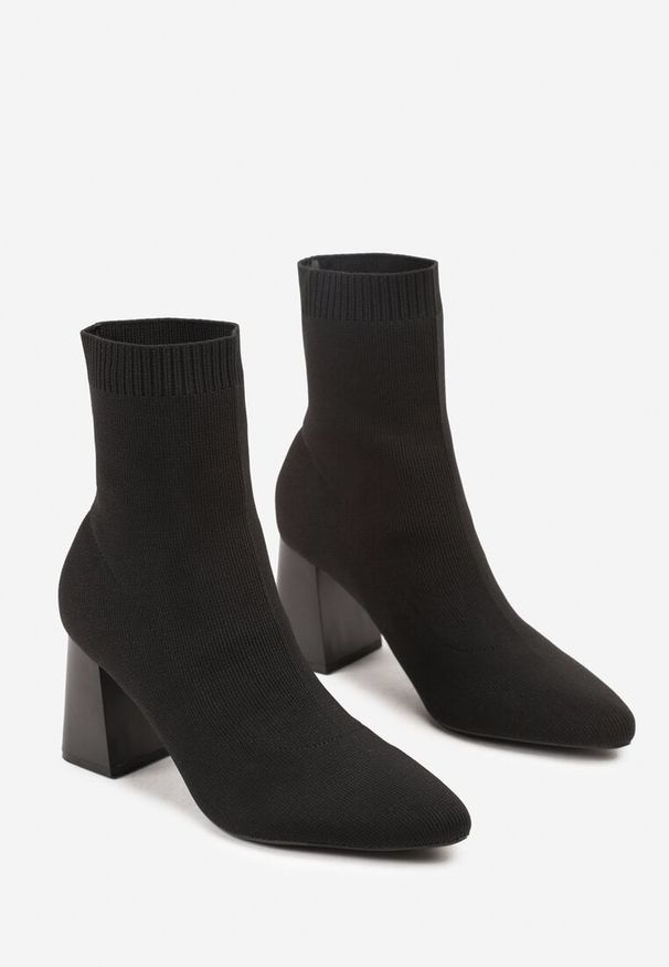 Born2be - Czarne Botki Vices na Geometrycznym Obcasie z Elastyczną Cholewką Adinelle. Okazja: na co dzień. Kolor: czarny. Szerokość cholewki: normalna. Wzór: geometria. Obcas: na obcasie. Styl: casual. Wysokość obcasa: średni