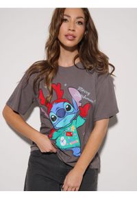 Sinsay - Bawełniana koszulka z nadrukiem świątecznym Stitch - szary. Kolor: szary. Materiał: bawełna. Wzór: nadruk. Styl: wizytowy #1