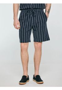 Big-Star - Szorty męskie z domieszką lnu granatowe Gofrisz 403. Okazja: na co dzień, na spacer. Kolor: niebieski. Materiał: len. Wzór: prążki. Sezon: lato. Styl: elegancki, klasyczny, wakacyjny, casual #1