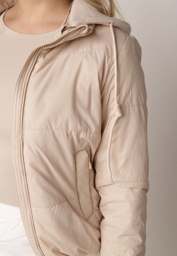 Born2be - Ciemnobeżowa Kurtka Pikowana z Materiałowym Kapturem Odpinanym Jasilea. Okazja: na co dzień. Kolor: beżowy. Materiał: materiał. Styl: casual