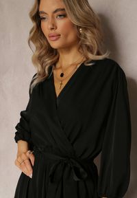 Renee - Czarna Kopertowa Sukienka z Gumką i Paskiem w Talii Zdobiona Plisowaniem Kaylina. Kolekcja: plus size. Kolor: czarny. Wzór: aplikacja. Typ sukienki: kopertowe #5