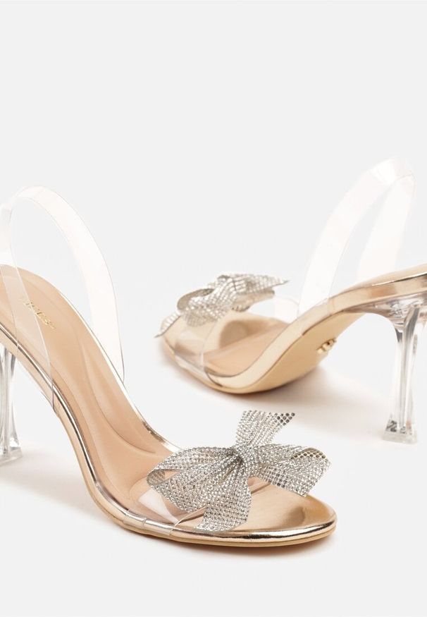 Renee - Szampańskie Transparentne Sandały na Szpilce Vices Ozdobione Kokardą z Cyrkonii Bolhiris. Kolor: złoty. Wzór: aplikacja. Obcas: na szpilce. Styl: wizytowy, elegancki