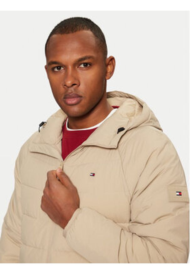TOMMY HILFIGER - Tommy Hilfiger Kurtka zimowa MW0MW37641 Beżowy Regular Fit. Kolor: beżowy. Materiał: syntetyk. Sezon: zima