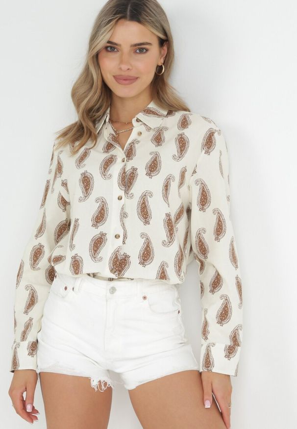 Born2be - Beżowo-Brązowa Bawełniana Koszula Zdobiona Wzorem Paisley Jamara. Kolor: beżowy. Materiał: bawełna. Długość rękawa: długi rękaw. Długość: długie. Wzór: paisley, aplikacja