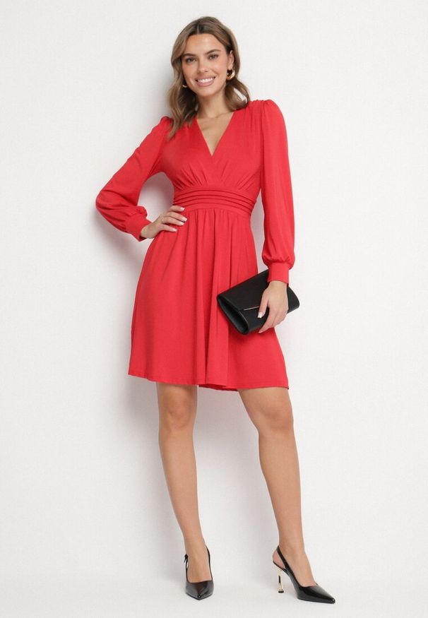 Born2be - Czerwona Rozkloszowana Sukienka z Wiskozą Selithiel. Okazja: na wesele, na imprezę, na ślub cywilny. Typ kołnierza: dekolt w serek. Kolor: czerwony. Materiał: wiskoza. Styl: elegancki