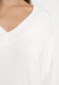 Born2be - Biały Sweter z Dekoltem w V z Domieszką Kaszmiru Mariara. Okazja: na co dzień. Typ kołnierza: dekolt w kształcie V. Kolor: biały. Materiał: kaszmir. Wzór: bez wzorów. Styl: casual