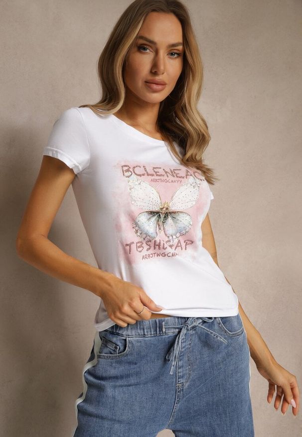 Renee - Biały T-shirt z Bawełny Ozdobiony Cyrkoniami i Motylem Uliadwena. Okazja: na co dzień. Kolor: biały. Materiał: bawełna. Wzór: aplikacja. Styl: sportowy, klasyczny, casual