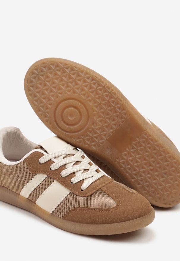 Renee - Ciemnobeżowe Sneakersy w Stylu Tenisówek Ozdobione Paskami Jenaniela. Okazja: na co dzień. Zapięcie: pasek. Kolor: beżowy. Materiał: jeans. Wzór: aplikacja