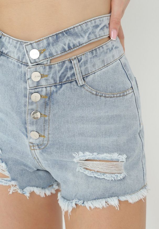 Born2be - Jasnoniebieskie Szorty Jeansowe z Dziurami i Przetarciami Yarro. Kolor: niebieski. Materiał: jeans. Sezon: lato