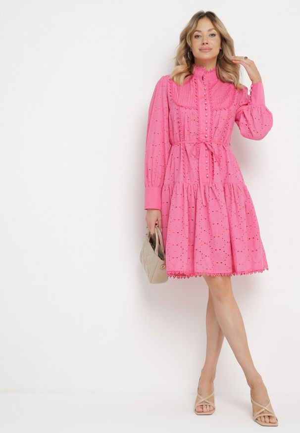 Born2be - Fuksjowa Sukienka z Haftowanej Tkaniny ze Stójką i Perłowymi Guzikami Salino. Typ kołnierza: kołnierzyk stójkowy. Kolor: różowy. Materiał: tkanina. Wzór: haft. Styl: vintage. Długość: midi