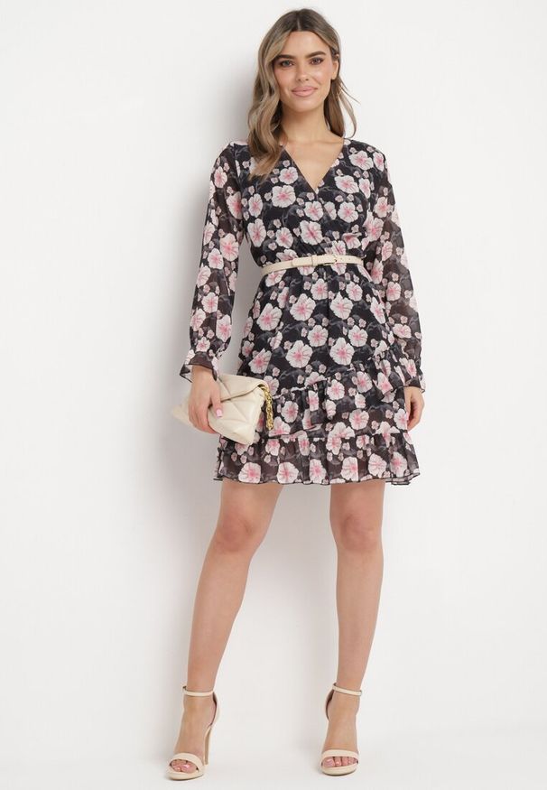 Born2be - Czarna Sukienka w Kwiaty z Trójkątnym Dekoltem Marnlla. Kolor: czarny. Wzór: kwiaty. Styl: klasyczny