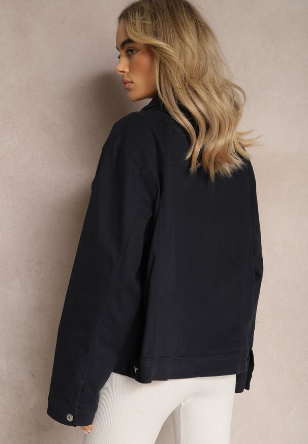 Renee - Granatowa Jeansowa Kurtka z Bawełny z Metalicznym Guzikami Urielati. Kolor: niebieski. Materiał: jeans, bawełna. Wzór: aplikacja. Styl: rockowy