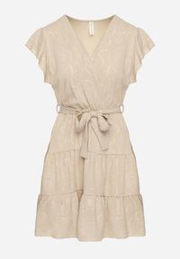 Born2be - Beżowa Kopertowa Sukienka Ozdobiona Falbanami i Paskiem Liliessa. Okazja: na co dzień. Typ kołnierza: dekolt w kształcie V. Kolor: beżowy. Wzór: aplikacja. Typ sukienki: kopertowe. Styl: elegancki, casual, klasyczny #3