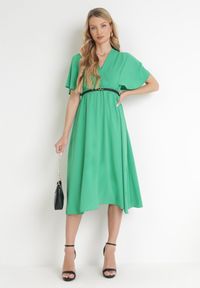 Born2be - Zielona Rozkloszowana Sukienka Midi z Kopertowym Dekoltem i Gumką w Talii Muntani. Kolor: zielony. Długość rękawa: krótki rękaw. Typ sukienki: kopertowe. Długość: midi #3