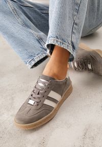 Renee - Ciemnobeżowe Skórzane Sneakersy Typu Tenisówki Ozdobione Paskami Brethanthei. Okazja: na co dzień. Zapięcie: pasek. Kolor: beżowy. Materiał: skóra. Wzór: aplikacja #1