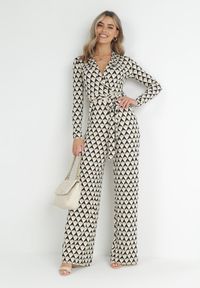 Born2be - Beżowy Kombinezon z Wiązanym Paskiem w Geometryczny Print Ninatti. Okazja: na randkę, na imprezę. Kolor: beżowy. Materiał: materiał. Wzór: nadruk, geometria #1