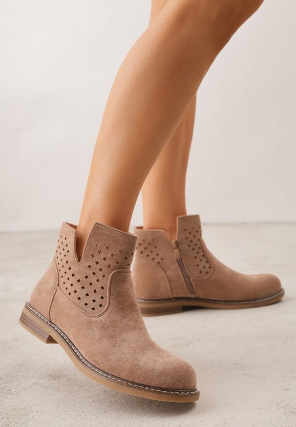 Renee - Ciemnobeżowe Ażurowe Botki na Płaskiej Podeszwie ze Skórzaną Wkładką Terilara. Okazja: na co dzień. Kolor: beżowy. Materiał: skóra. Wzór: ażurowy. Obcas: na płaskiej podeszwie. Styl: casual