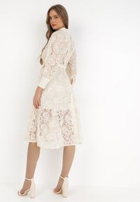 Born2be - Jasnobeżowa Sukienka Eudoreia. Typ kołnierza: kołnierzyk stójkowy. Kolor: beżowy. Wzór: ażurowy, aplikacja. Typ sukienki: rozkloszowane. Materiał: bawełna, materiał, koronka. Długość rękawa: długi rękaw. Sezon: lato. Styl: elegancki, boho. Długość: midi #6