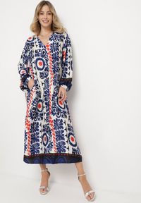 Born2be - Niebieska Satynowa Sukienka Pudełkowa z Rustykalnym Wzorem Xallilena. Kolor: niebieski. Materiał: satyna. Styl: elegancki #7